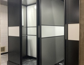 우측상단 '고객지원' 안에 '공지사항'을 보시면 간이샤워장을 설치하는 과정을 보실 수 있으며 아래 블러그를 클릭하시면 샤워부스와 히노끼욕조에 관련된 더 많은 자료를 보실 수 있습니다. 간이샤워장을 설치하시려면 싱크대같은 것이 설치된 곳을 찾으시고, 하수도가 어떻게 생겼는지 사진을 찍어서 문자로 보내주시면 빠른 상담을 진행할 수 있습니다. 히노끼욕조 상담을 하시려면 히노끼욕조를 설치하고자하는 곳의 사진과 크기를 재서 보내 주시면 됩니다.   '샤워부스와 히노끼'에 대해 궁금하시면 전화주십시요상담시간 평일 오전 8시~오후 6시 제품 상담실 1544-1502 박경순 실장 010-4250-2270블로그 http://blog.naver.com/pks0079/