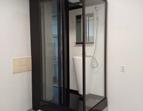   우측상단 '고객지원' 안에 '공지사항'을 보시면 간이샤워장을 설치하는 과정을 보실 수 있으며 아래 블러그를 클릭하시면 샤워부스와 히노끼욕조에 관련된 더 많은 자료를 보실 수 있습니다. 간이샤워장을 설치하시려면 싱크대같은 것이 설치된 곳을 찾으시고, 하수도가 어떻게 생겼는지 사진을 찍어서 문자로 보내주시면 빠른 상담을 진행할 수 있습니다. 히노끼욕조 상담을 하시려면 히노끼욕조를 설치하고자하는 곳의 사진과 크기를 재서 보내 주시면 됩니다.   '샤워부스와 히노끼'에 대해 궁금하시면 전화주십시요상담시간 평일 오전 8시~오후 6시 제품 상담실 1544-1502 박경순 실장 010-4250-2270블로그 http://blog.naver.com/pks0079/