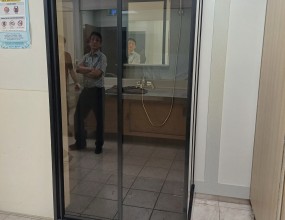   우측상단 '고객지원' 안에 '공지사항'을 보시면 간이샤워장을 설치하는 과정을 보실 수 있으며 아래 블러그를 클릭하시면 샤워부스와 히노끼욕조에 관련된 더 많은 자료를 보실 수 있습니다. 간이샤워장을 설치하시려면 싱크대같은 것이 설치된 곳을 찾으시고, 하수도가 어떻게 생겼는지 사진을 찍어서 문자로 보내주시면 빠른 상담을 진행할 수 있습니다. 히노끼욕조 상담을 하시려면 히노끼욕조를 설치하고자하는 곳의 사진과 크기를 재서 보내 주시면 됩니다.   '샤워부스와 히노끼'에 대해 궁금하시면 전화주십시요상담시간 평일 오전 8시~오후 6시 제품 상담실 1544-1502 박경순 실장 010-4250-2270블로그 http://blog.naver.com/pks0079/