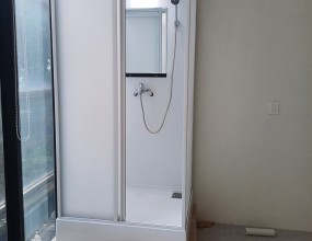   우측상단 '고객지원' 안에 '공지사항'을 보시면 간이샤워장을 설치하는 과정을 보실 수 있으며 아래 블러그를 클릭하시면 샤워부스와 히노끼욕조에 관련된 더 많은 자료를 보실 수 있습니다. 간이샤워장을 설치하시려면 싱크대같은 것이 설치된 곳을 찾으시고, 하수도가 어떻게 생겼는지 사진을 찍어서 문자로 보내주시면 빠른 상담을 진행할 수 있습니다. 히노끼욕조 상담을 하시려면 히노끼욕조를 설치하고자하는 곳의 사진과 크기를 재서 보내 주시면 됩니다.   '샤워부스와 히노끼'에 대해 궁금하시면 전화주십시요상담시간 평일 오전 8시~오후 6시 제품 상담실 1544-1502 박경순 실장 010-4250-2270블로그 http://blog.naver.com/pks0079/