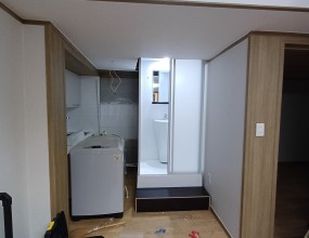  우측상단 '고객지원' 안에 '공지사항'을 보시면 간이샤워장을 설치하는 과정을 보실 수 있으며 아래 블러그를 클릭하시면 샤워부스와 히노끼욕조에 관련된 더 많은 자료를 보실 수 있습니다. 간이샤워장을 설치하시려면 싱크대같은 것이 설치된 곳을 찾으시고, 하수도가 어떻게 생겼는지 사진을 찍어서 문자로 보내주시면 빠른 상담을 진행할 수 있습니다. 히노끼욕조 상담을 하시려면 히노끼욕조를 설치하고자하는 곳의 사진과 크기를 재서 보내 주시면 됩니다.   '샤워부스와 히노끼'에 대해 궁금하시면 전화주십시요상담시간 평일 오전 8시~오후 6시 제품 상담실 1544-1502 박경순 실장 010-4250-2270블로그 http://blog.naver.com/pks0079/