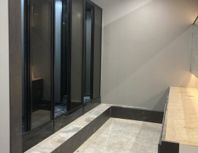  우측상단 '고객지원' 안에 '공지사항'을 보시면 간이샤워장을 설치하는 과정을 보실 수 있으며 아래 블러그를 클릭하시면 샤워부스와 히노끼욕조에 관련된 더 많은 자료를 보실 수 있습니다. 간이샤워장을 설치하시려면 싱크대같은 것이 설치된 곳을 찾으시고, 하수도가 어떻게 생겼는지 사진을 찍어서 문자로 보내주시면 빠른 상담을 진행할 수 있습니다. 히노끼욕조 상담을 하시려면 히노끼욕조를 설치하고자하는 곳의 사진과 크기를 재서 보내 주시면 됩니다.   '샤워부스와 히노끼'에 대해 궁금하시면 전화주십시요상담시간 평일 오전 8시~오후 6시 제품 상담실 1544-1502 박경순 실장 010-4250-2270블로그 http://blog.naver.com/pks0079/