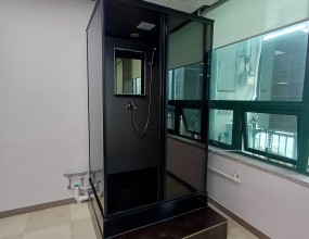 우측상단 '고객지원' 안에 '공지사항'을 보시면 간이샤워장을 설치하는 과정을 보실 수 있으며 아래 블러그를 클릭하시면 샤워부스와 히노끼욕조에 관련된 더 많은 자료를 보실 수 있습니다. 간이샤워장을 설치하시려면 싱크대같은 것이 설치된 곳을 찾으시고, 하수도가 어떻게 생겼는지 사진을 찍어서 문자로 보내주시면 빠른 상담을 진행할 수 있습니다. 히노끼욕조 상담을 하시려면 히노끼욕조를 설치하고자하는 곳의 사진과 크기를 재서 보내 주시면 됩니다.   '샤워부스와 히노끼'에 대해 궁금하시면 전화주십시요상담시간 평일 오전 8시~오후 6시 제품 상담실 1544-1502 박경순 실장 010-4250-2270블로그 http://blog.naver.com/pks0079/