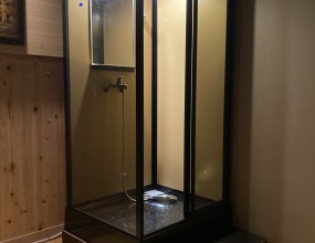    우측상단 '고객지원' 안에 '공지사항'을 보시면 간이샤워장을 설치하는 과정을 보실 수 있으며 아래 블러그를 클릭하시면 샤워부스와 히노끼욕조에 관련된 더 많은 자료를 보실 수 있습니다. 간이샤워장을 설치하시려면 싱크대같은 것이 설치된 곳을 찾으시고, 하수도가 어떻게 생겼는지 사진을 찍어서 문자로 보내주시면 빠른 상담을 진행할 수 있습니다. 히노끼욕조 상담을 하시려면 히노끼욕조를 설치하고자하는 곳의 사진과 크기를 재서 보내 주시면 됩니다.   '샤워부스와 히노끼'에 대해 궁금하시면 전화주십시요상담시간 평일 오전 8시~오후 6시 제품 상담실 1544-1502 박경순 실장 010-4250-2270블로그 http://blog.naver.com/pks0079/