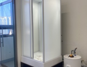 우측상단 '고객지원' 안에 '공지사항'을 보시면 간이샤워장을 설치하는 과정을 보실 수 있으며 아래 블러그를 클릭하시면 샤워부스와 히노끼욕조에 관련된 더 많은 자료를 보실 수 있습니다.&nbsp;간이샤워장을 설치하시려면 싱크대같은 것이 설치된 곳을 찾으시고, 하수도가 어떻게 생겼는지 사진을 찍어서 문자로 보내주시면 빠른 상담을 진행할 수 있습니다.&nbsp;히노끼욕조 상담을 하시려면 히노끼욕조를 설치하고자하는 곳의 사진과 크기를 재서 보내 주시면 됩니다.&nbsp;&nbsp;&nbsp;'샤워부스와 히노끼'에 대해 궁금하시면 전화주십시요상담시간 평일 오전 8시~오후 6시&nbsp;제품 상담실 1544-1502&nbsp;박경순 실장 010-4250-2270블로그&nbsp;http://blog.naver.com/pks0079/