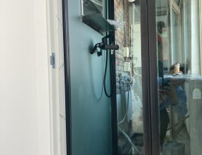 우측상단 '고객지원' 안에 '공지사항'을 보시면 간이샤워장을 설치하는 과정을 보실 수 있으며 아래 블러그를 클릭하시면 샤워부스와 히노끼욕조에 관련된 더 많은 자료를 보실 수 있습니다.&nbsp;간이샤워장을 설치하시려면 싱크대같은 것이 설치된 곳을 찾으시고, 하수도가 어떻게 생겼는지 사진을 찍어서 문자로 보내주시면 빠른 상담을 진행할 수 있습니다.&nbsp;히노끼욕조 상담을 하시려면 히노끼욕조를 설치하고자하는 곳의 사진과 크기를 재서 보내 주시면 됩니다.&nbsp;&nbsp;&nbsp;'샤워부스와 히노끼'에 대해 궁금하시면 전화주십시요상담시간 평일 오전 8시~오후 6시&nbsp;제품 상담실 1544-1502&nbsp;박경순 실장 010-4250-2270블로그&nbsp;http://blog.naver.com/pks0079/