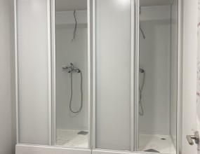 우측상단 '고객지원' 안에 '공지사항'을 보시면 간이샤워장을 설치하는 과정을 보실 수 있으며 아래 블러그를 클릭하시면 샤워부스와 히노끼욕조에 관련된 더 많은 자료를 보실 수 있습니다.&nbsp;간이샤워장을 설치하시려면 싱크대같은 것이 설치된 곳을 찾으시고, 하수도가 어떻게 생겼는지 사진을 찍어서 문자로 보내주시면 빠른 상담을 진행할 수 있습니다.&nbsp;히노끼욕조 상담을 하시려면 히노끼욕조를 설치하고자하는 곳의 사진과 크기를 재서 보내 주시면 됩니다.&nbsp;&nbsp;&nbsp;'샤워부스와 히노끼'에 대해 궁금하시면 전화주십시요상담시간 평일 오전 8시~오후 6시&nbsp;제품 상담실 1544-1502&nbsp;박경순 실장 010-4250-2270블로그&nbsp;http://blog.naver.com/pks0079/