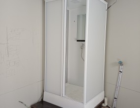 &nbsp;&nbsp;&nbsp;우측상단 '고객지원' 안에 '공지사항'을 보시면 간이샤워장을 설치하는 과정을 보실 수 있으며 아래 블러그를 클릭하시면 샤워부스와 히노끼욕조에 관련된 더 많은 자료를 보실 수 있습니다.&nbsp;간이샤워장을 설치하시려면 싱크대같은 것이 설치된 곳을 찾으시고, 하수도가 어떻게 생겼는지 사진을 찍어서 문자로 보내주시면 빠른 상담을 진행할 수 있습니다.&nbsp;히노끼욕조 상담을 하시려면 히노끼욕조를 설치하고자하는 곳의 사진과 크기를 재서 보내 주시면 됩니다.&nbsp;&nbsp;&nbsp;'샤워부스와 히노끼'에 대해 궁금하시면 전화주십시요상담시간 평일 오전 8시~오후 6시&nbsp;제품 상담실 1544-1502&nbsp;박경순 실장 010-4250-2270블로그&nbsp;http://blog.naver.com/pks0079/